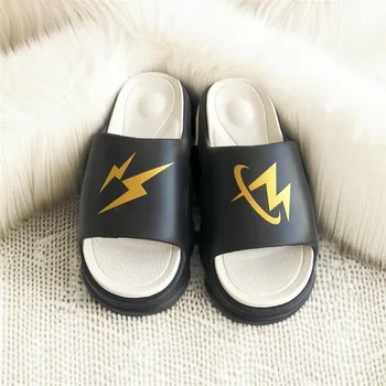 Летние новые тапочки, мужские супер мягкие женские сандалии на платформе, нескользящая домашняя пляжная обувь, семейные тапочки
